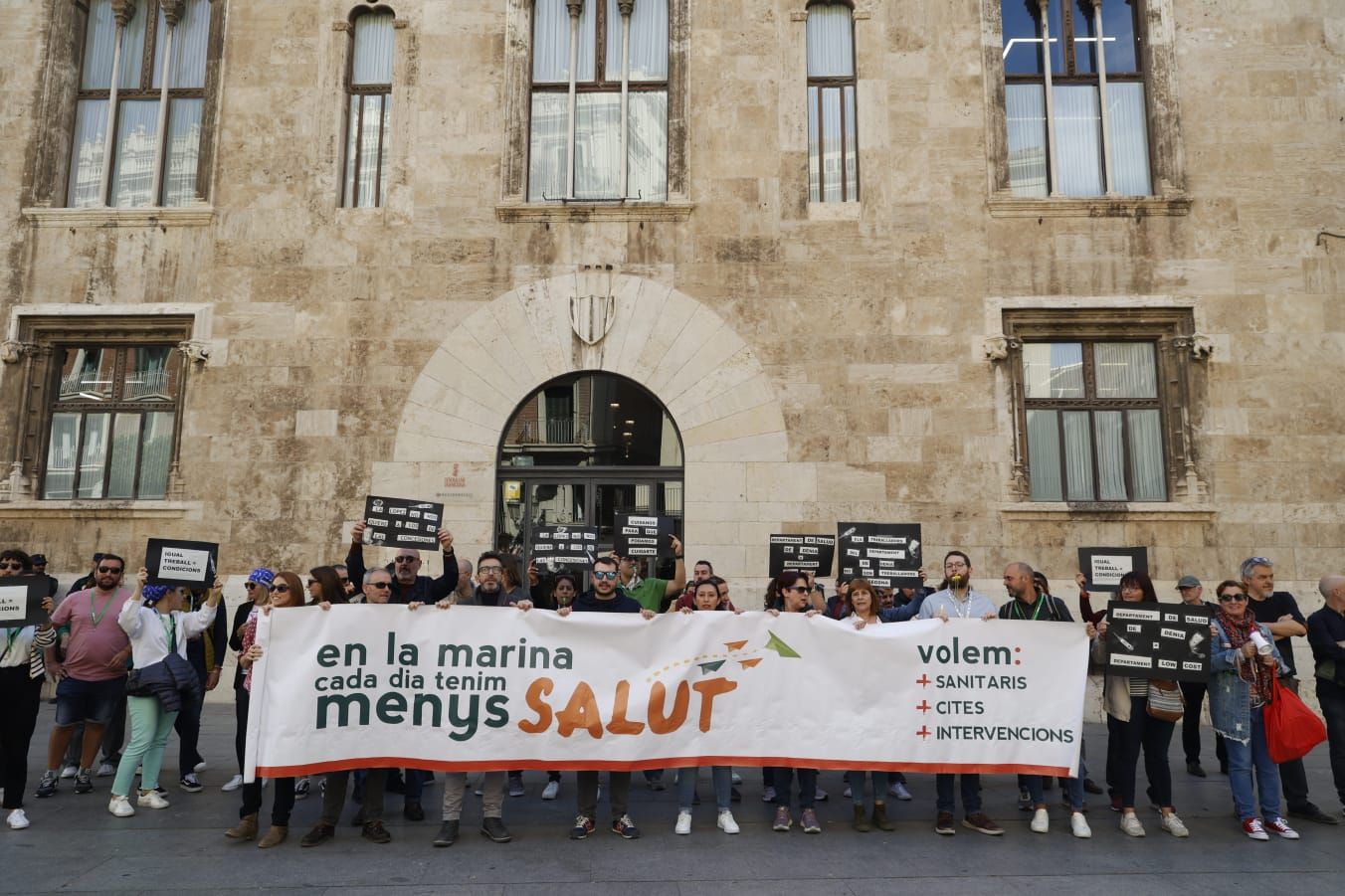 El comité de empresa del área de salud de Dénia se ha concentrado a las puertas del Palau por el "abandono" en el último año de gestión de Ribera Salud antes de la reversión.