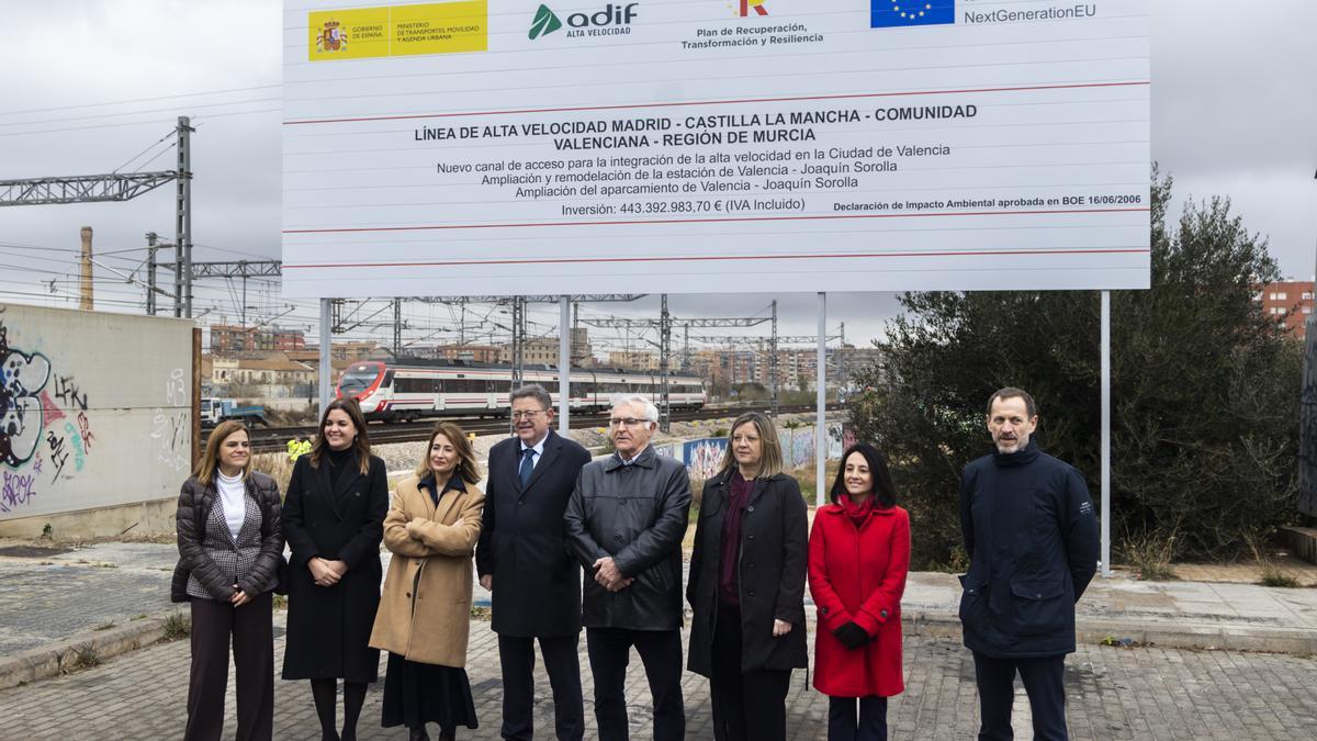 Las autoridades que asistieron al acto de ayer al inicio de las obras del canal de acceso en València.