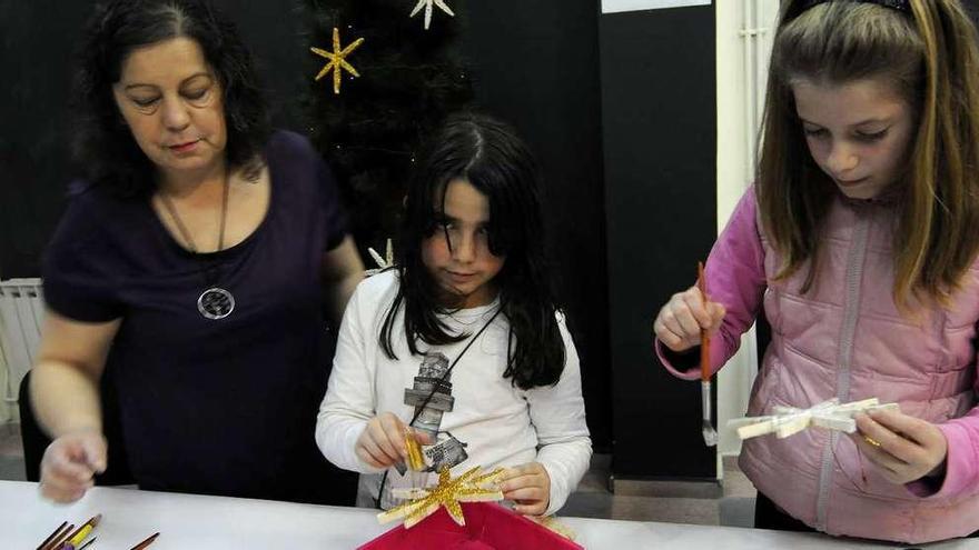 Estrellas navideñas a base de pinzas de madera  |  La programación navideña de Silleda ofreció ayer el primero de los talleres que se desarrollarán durante este mes, y que se centró en la creación de estrellas con pinzas de madera como material. Además, en la biblioteca Daniel Castelao comenzó la actividad Árbore de Nadal Os nosos escritores. Para hoy, jornada festiva, está programado en el auditorio Manuel Dopazo, de A Bandeira, el concierto de Magín Blanco e a banda das apertas, una formación musical muy conocida entre los vecinos más pequeños del municipio.