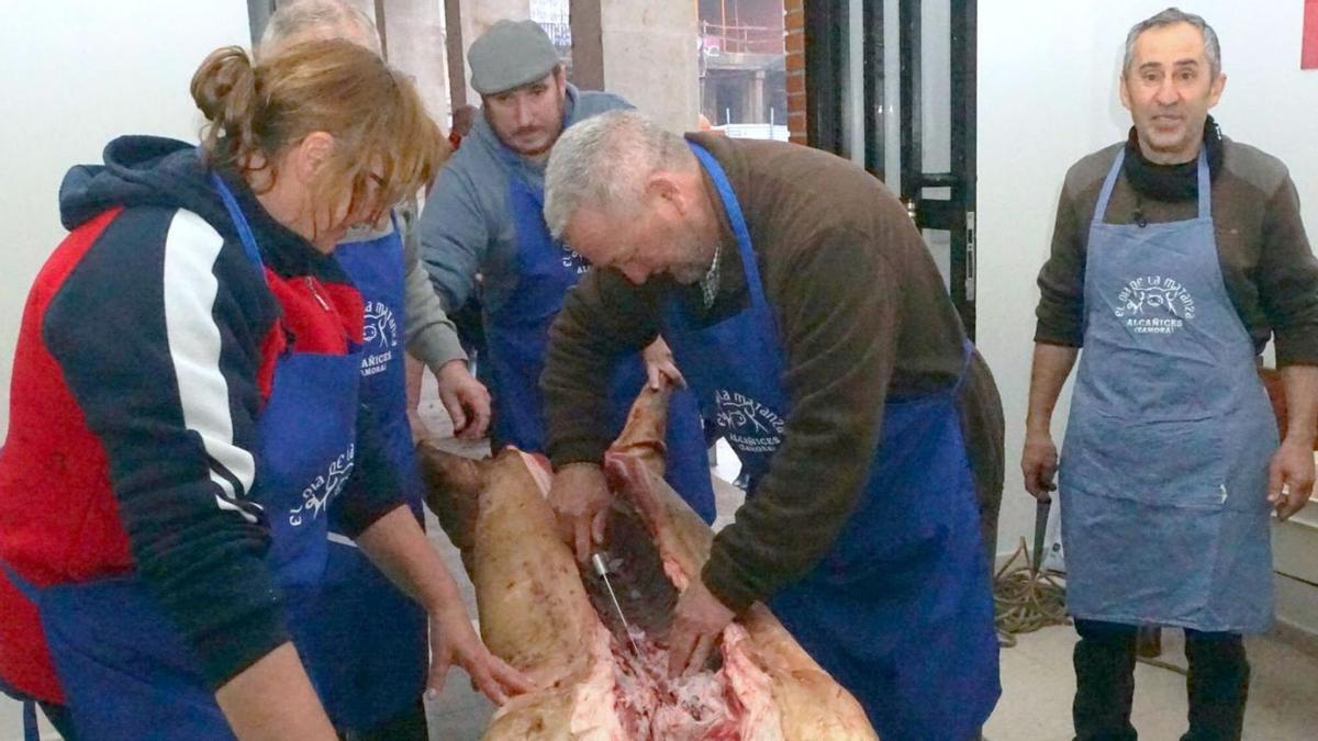 Varios vecinos participan en la celebración de la matanza en Alcañices.