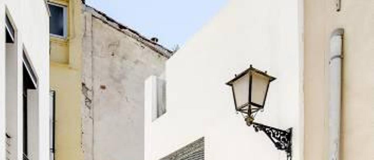 Dos imágenes de la casa situada en el Barrio de Alicante y que ha sido rehabilitada por un estudio de Arquitectura ilicitano.