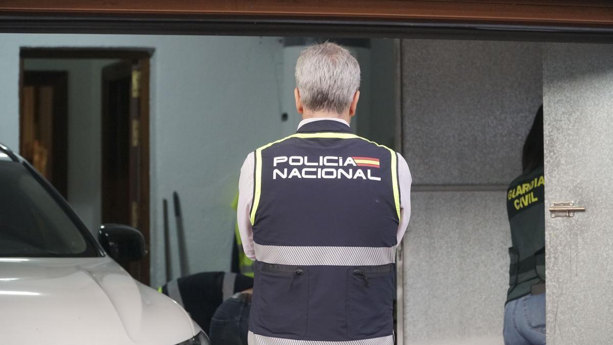 Un agente de la Policía Nacional durante las detenciones.