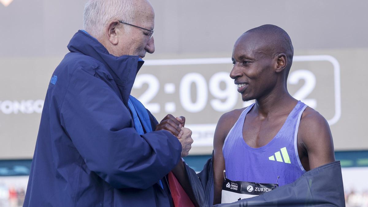 Juan Roig, hoy, con Sebastian Sawe, ganador del Maratón Valencia Trinidad Alfonso.