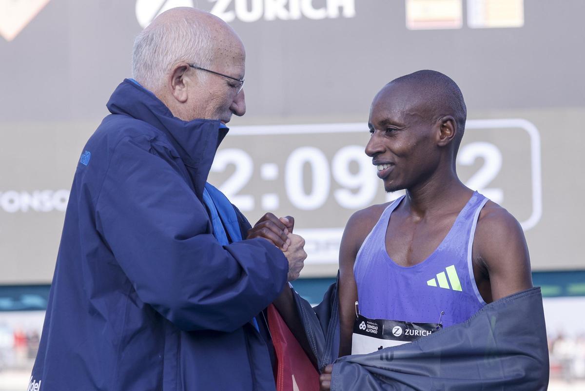 Juan Roig, hoy, con Sebastian Sawe, ganador del Maratón Valencia Trinidad Alfonso.