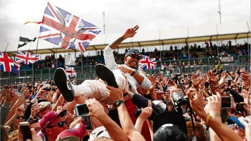 El britànic Lewis Hamilton va rebre el caliu dels aficionats després d&#039;aconseguir la victòria al circuit de Silverstone.