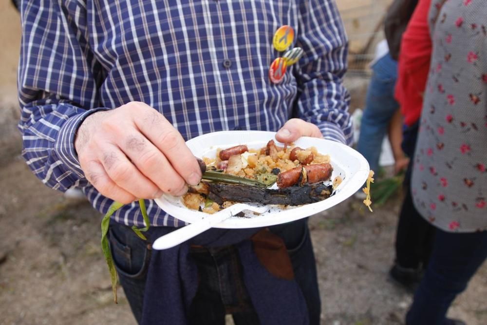 Catalanes y murcianos comparten almuerzo en las vías