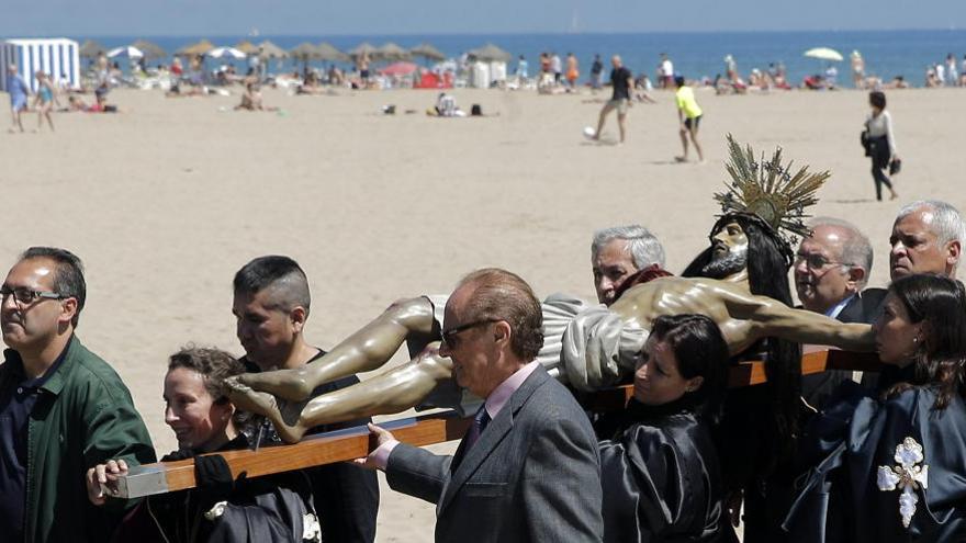 La imagen de Cristo es llevada a hombros durante la procesion a la playa de la Semana Santa Marinera.