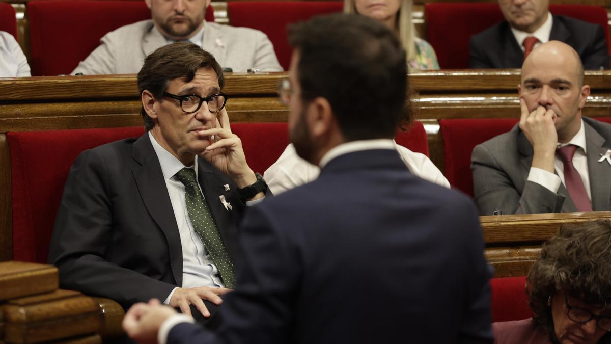 Salvador Illa escuchando al 'president' Pere Aragonès en un debate en el Parlament