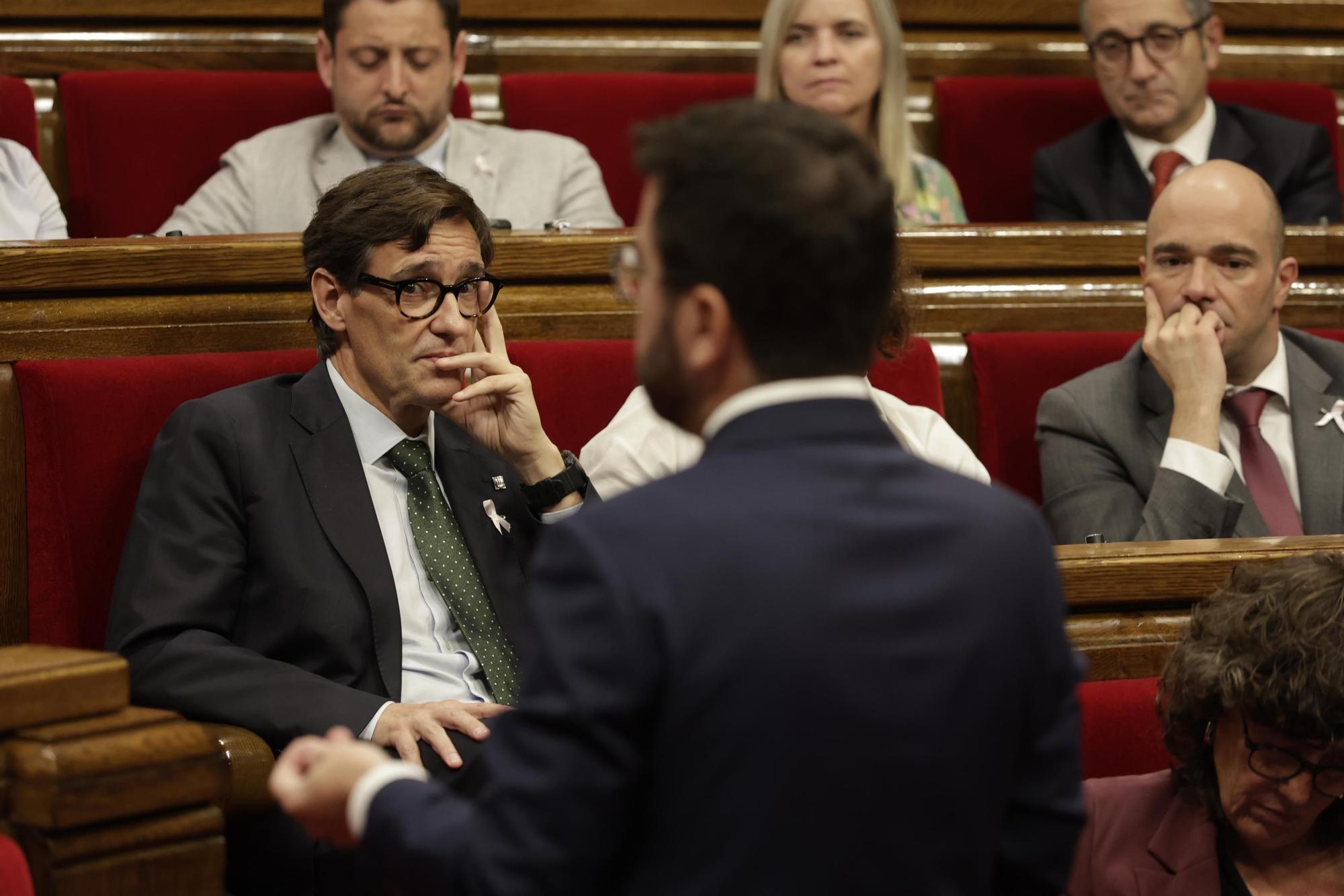 Salvador Illa escuchando al 'president' Pere Aragonès en un debate en el Parlament