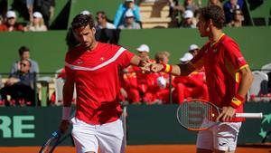 Feliciano López (izquierda) y Pablo Carreño celebran un punto.