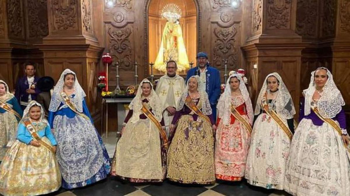Falleras en torno a la Virgen de Montiel en Benaguasil. | L-EMV