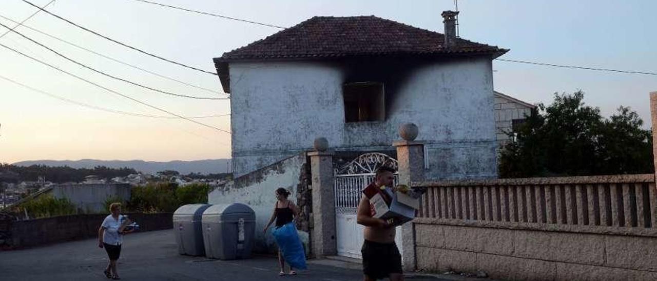 Vivienda de Laxe do Pan, en A Illa de Arousa, afectada por las llamas. // Noé Parga