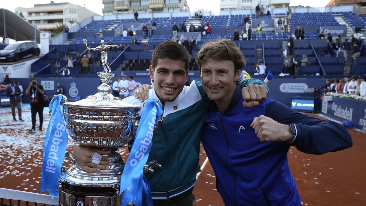 Carlos Alcaraz  y Pablo Carreño tras ganar el Conde de Godó