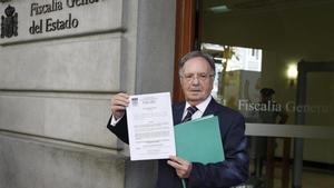 El secretario general de Manos Limpias, Miguel Bernard, en las puertas de la Fiscalía.