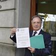 El secretario general de Manos Limpias, Miguel Bernard, en las puertas de la Fiscalía.