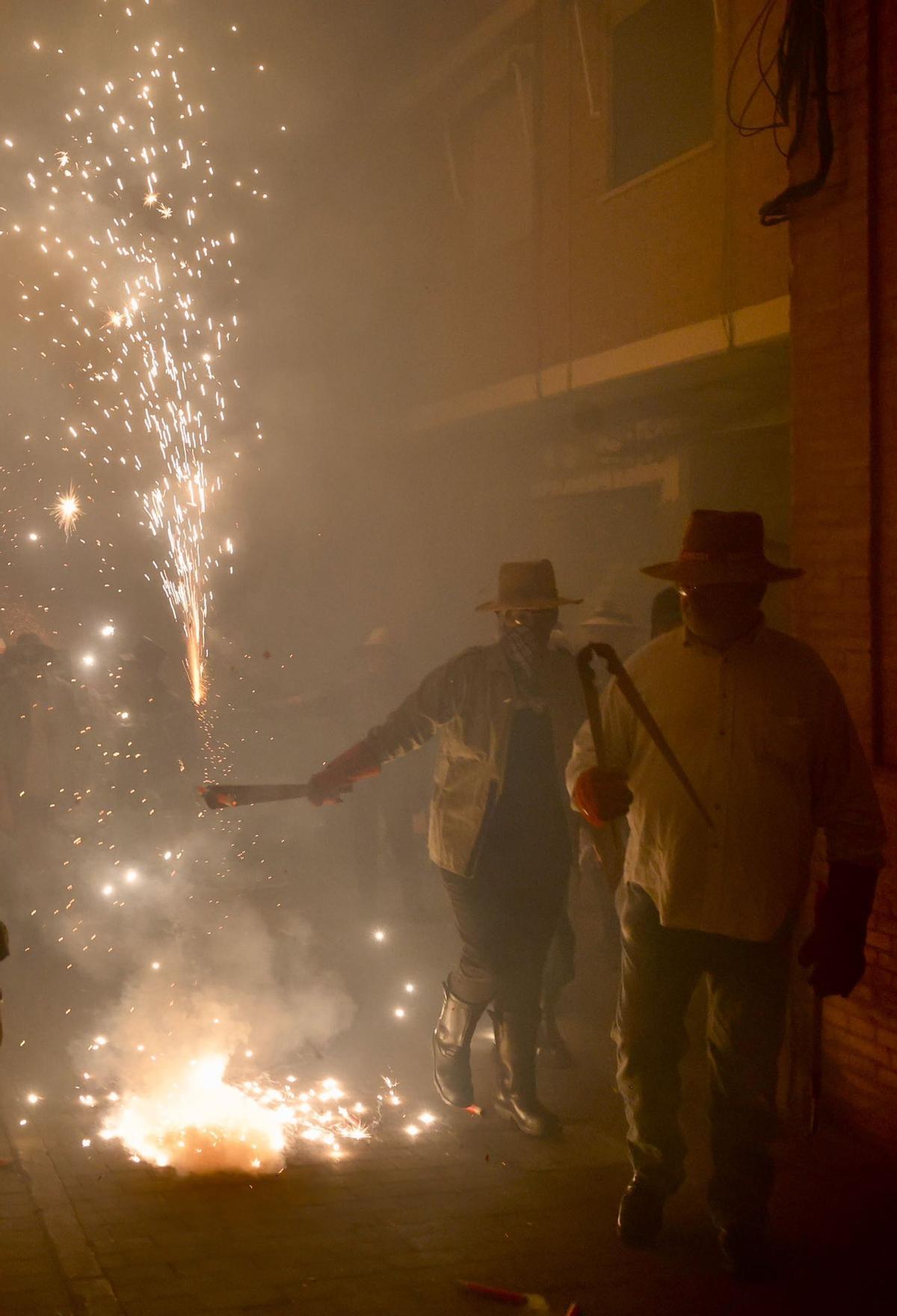 El Pasacalles de Cohetes de Lujo deslumbra Paterna antes de la Cordà El Pasacalles de Cohetes de Lujo deslumbra Paterna antes de la Cordà