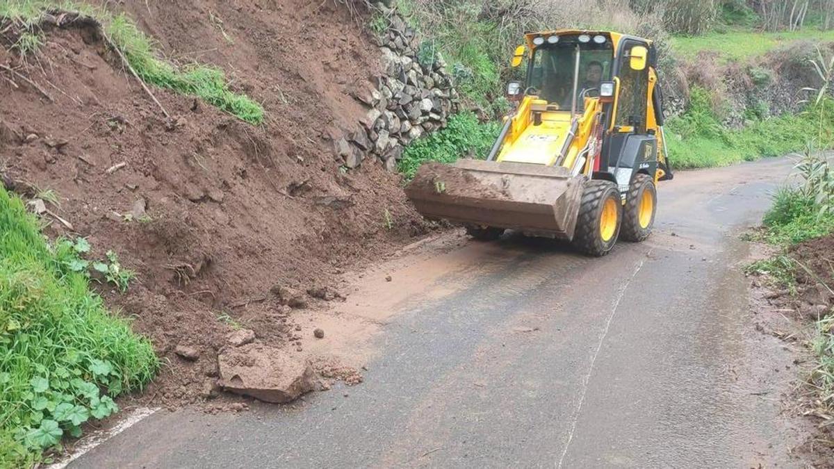 Un operario del Ayuntamiento de San Mateo retira la tierra de una vía tras los desprendimientos por las lluvias.