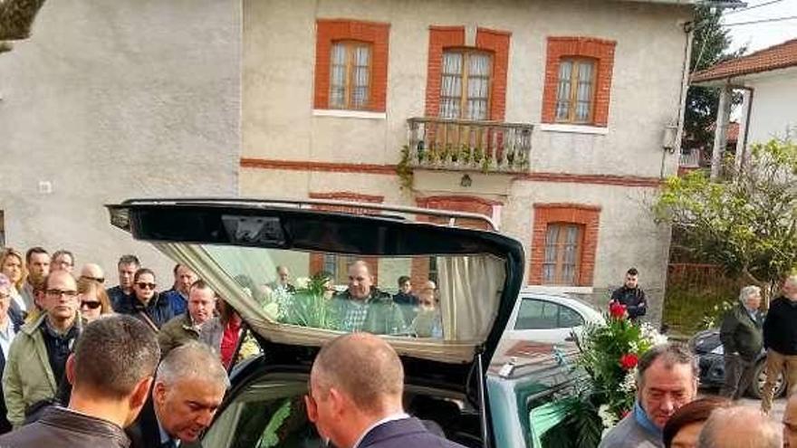 A la derecha, María Esperanza Garrido, viuda de Balbino Suárez, recibiendo pésames a la llegada del féretro a la iglesia de Cadavedo.