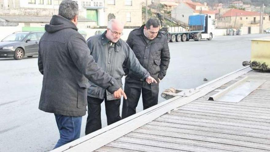 El patrón mayor de Aldán y el presidente de Portos cuando el termporal rompió el pantalán./ Santos Álvarez