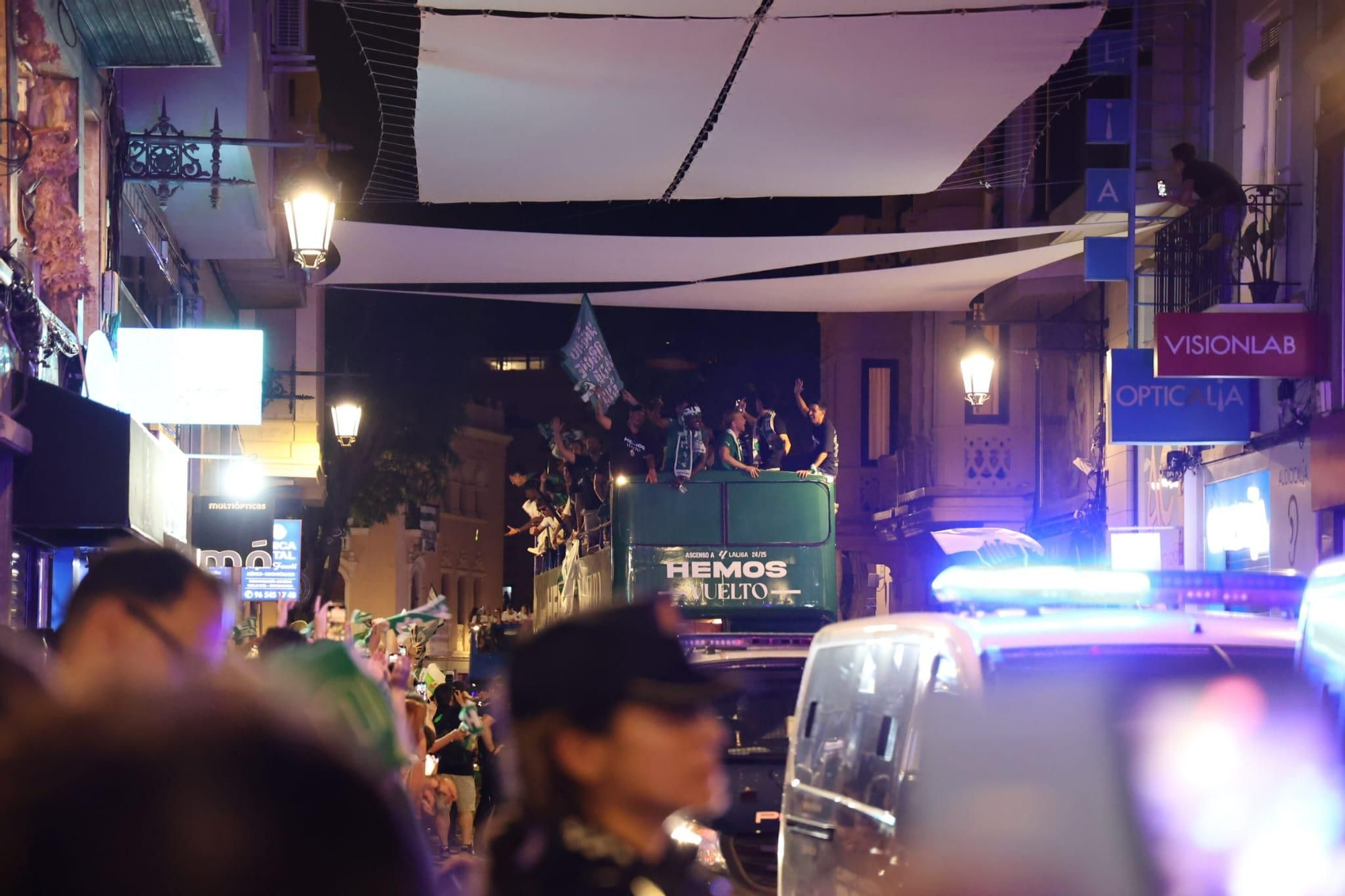 El Elche CF celebra el ascenso a Primera con una rúa en autobús hasta la Plaça de Baix