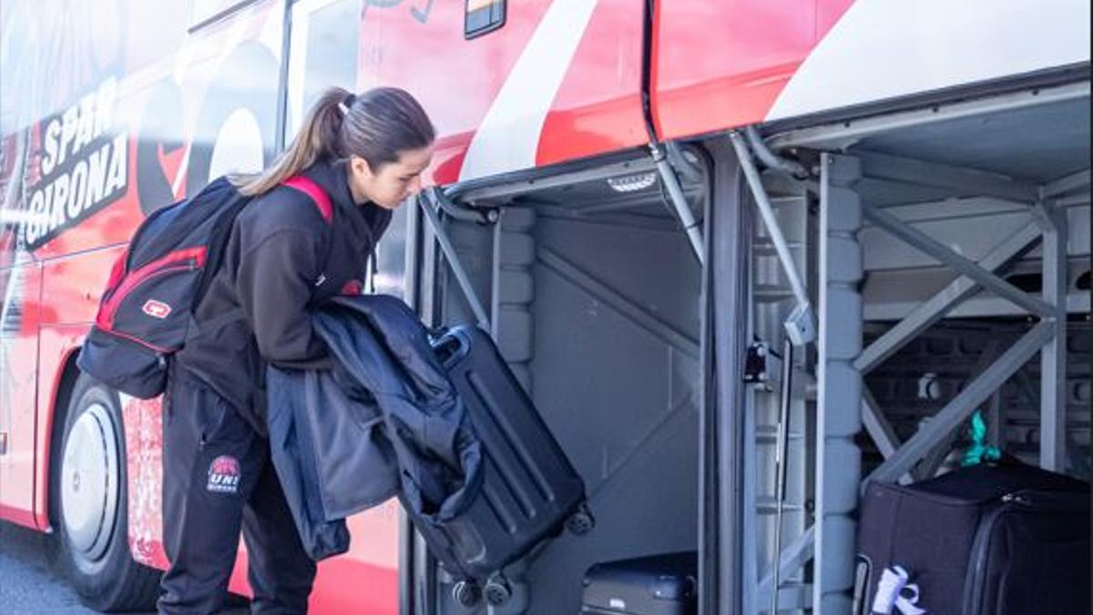 Laura Peña carrega l'equipatge al bus abans de viatjar cap a Istanbul.