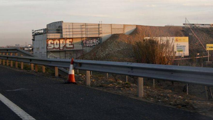 Fomento reconstruye el puente sobre la AP-68 que demolió hace dos años