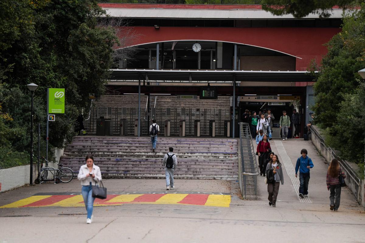 El tranvía conectaría Terrassa y Sabadell con el campus de la UAB. Este año se está reforzando la conexión en autobús, que resulta insufuciente ante la ran demanda de transporte público para acceder al campus.