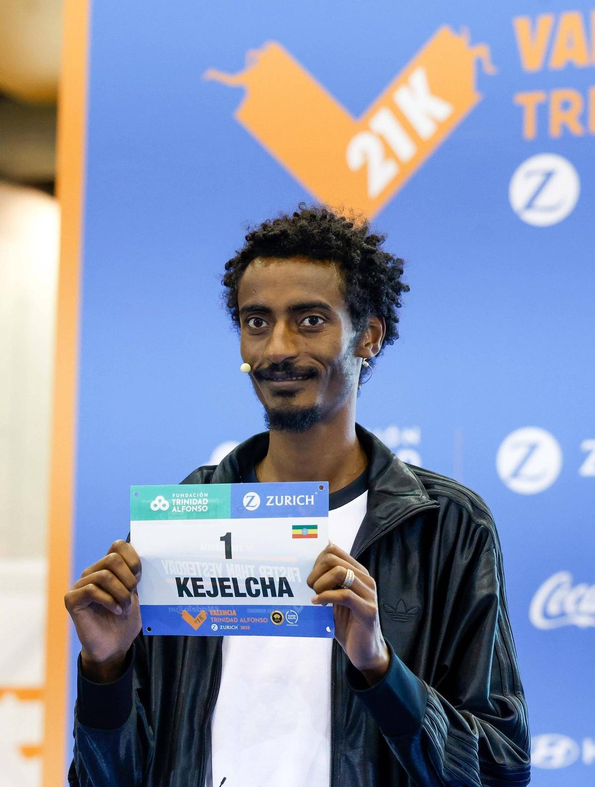 Yomif Kejelcha, en la presentación de una de las últimas ediciones del Medio Maratón Valencia.