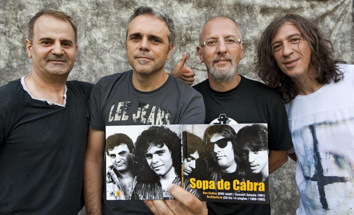 En la imatge, els membres originals el grup amb el material promocional de la gira. D’esquerra a dreta Josep Bosch, Francesc Cuco Lisicic, Gerard Quintana i Josep Thió.