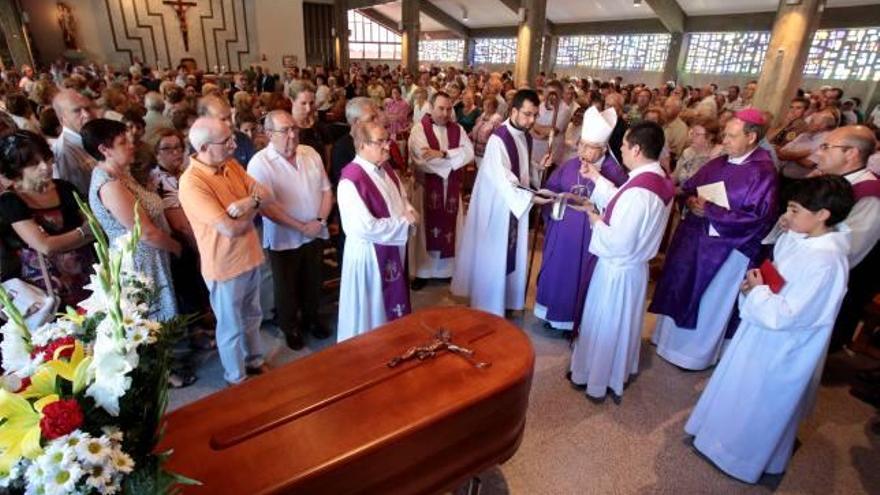 Los obispos Jesús Murgui y Rafael Palmero reciben el féretro de Don Juan ante otros sacerdotes y cientos de ciudadanos