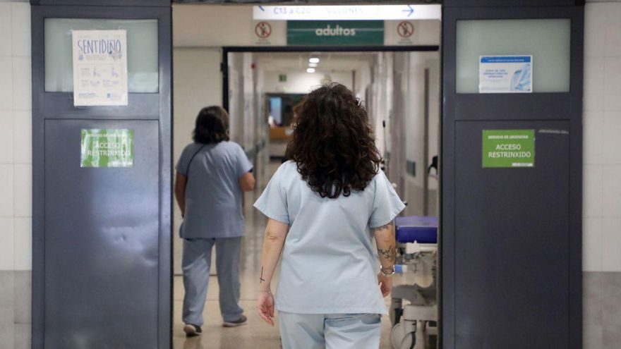 Una sanitaria entra en las Urgencias del Complejo Hospitalario Universitario de Santiago. | X. Álvarez