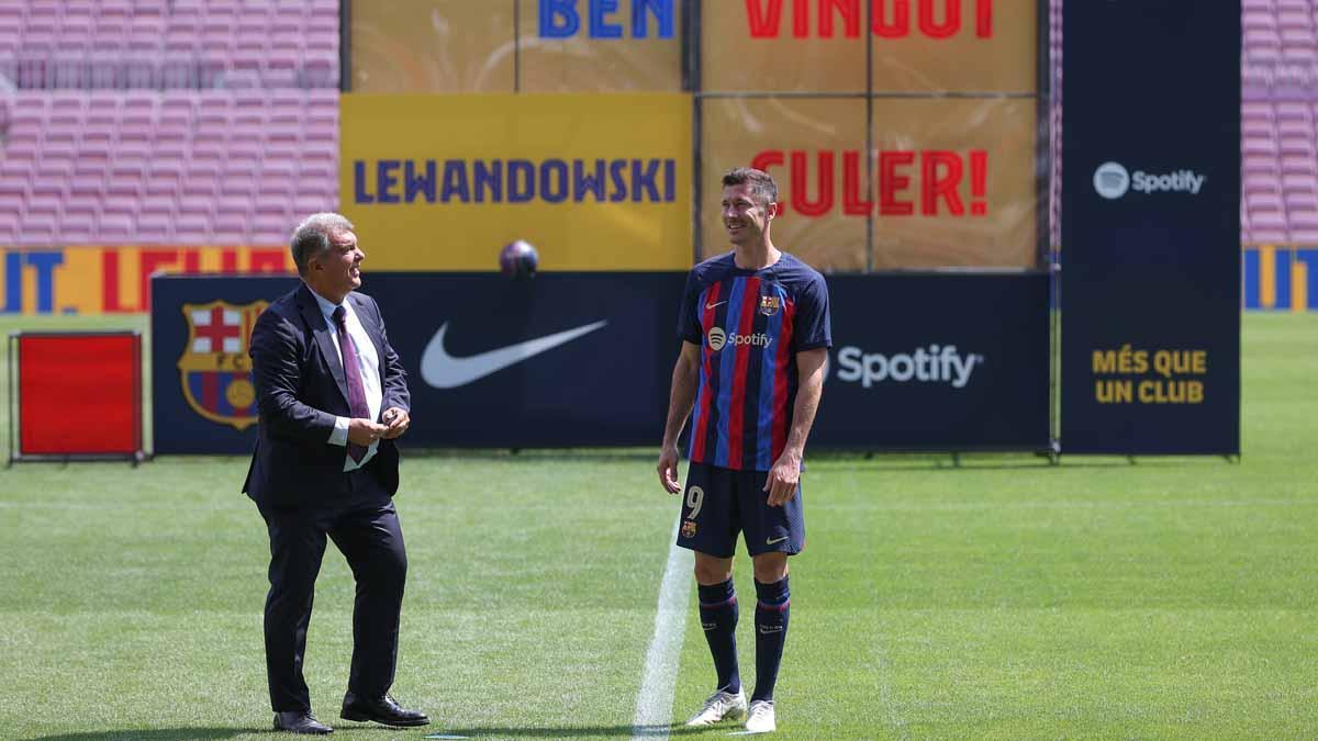 Joan Laporta y Robert Lewandowski, el día de la presentación del delantero polaco