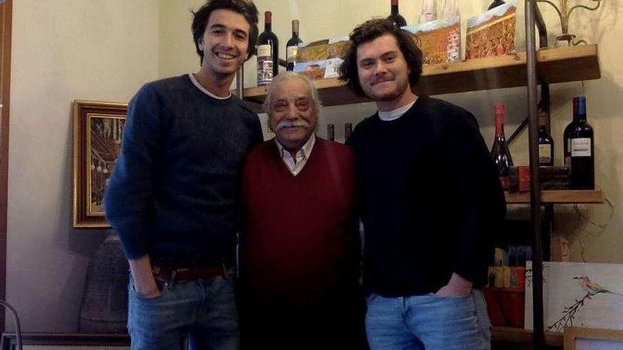 Juan Antonio Fernández, propietario de Liberalia, junto a los jóvenes investigadores en la bodega.