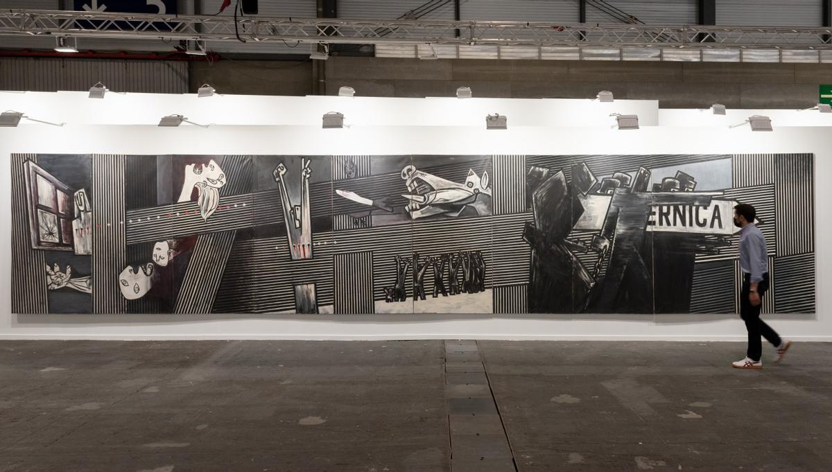 El 'Guernica' de Ibarrola, ya instalado en el estand de la galería José de la Mano en ARCO.