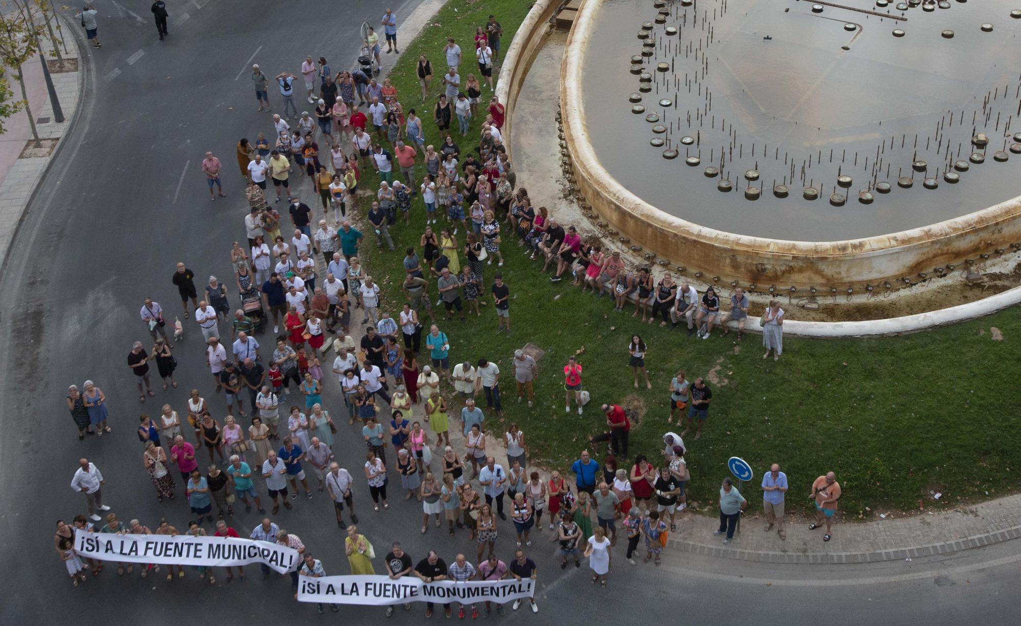 Trescientas personas exigen salvar la fuente de la carretera de Agost de San Vicente