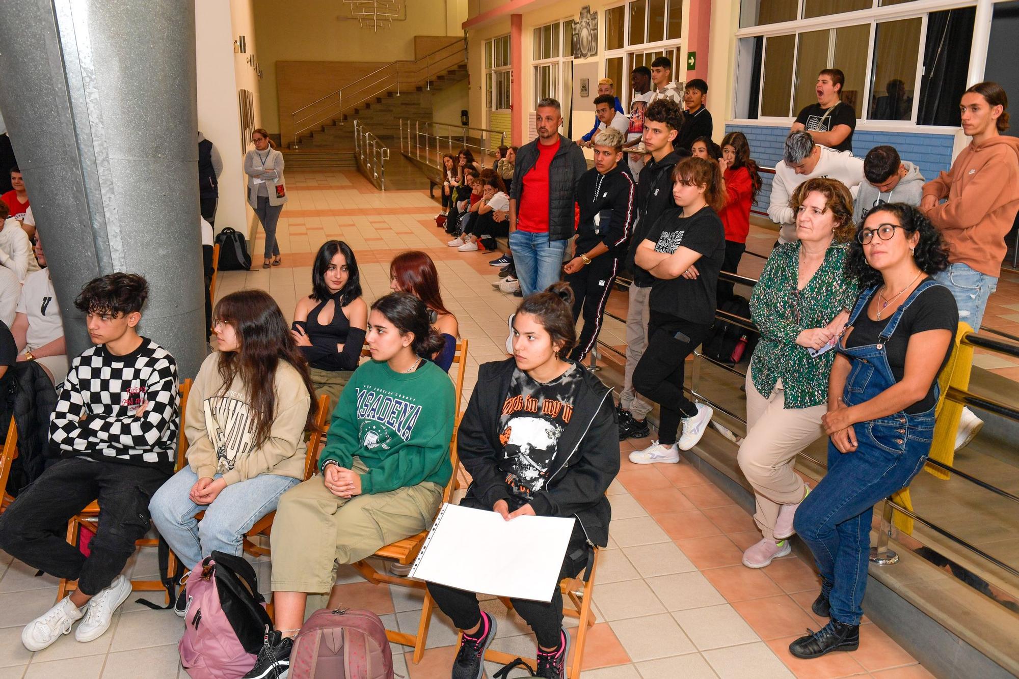 Alumnos de seis centros educativos de Santa Lucía hacen un libro de viñetas