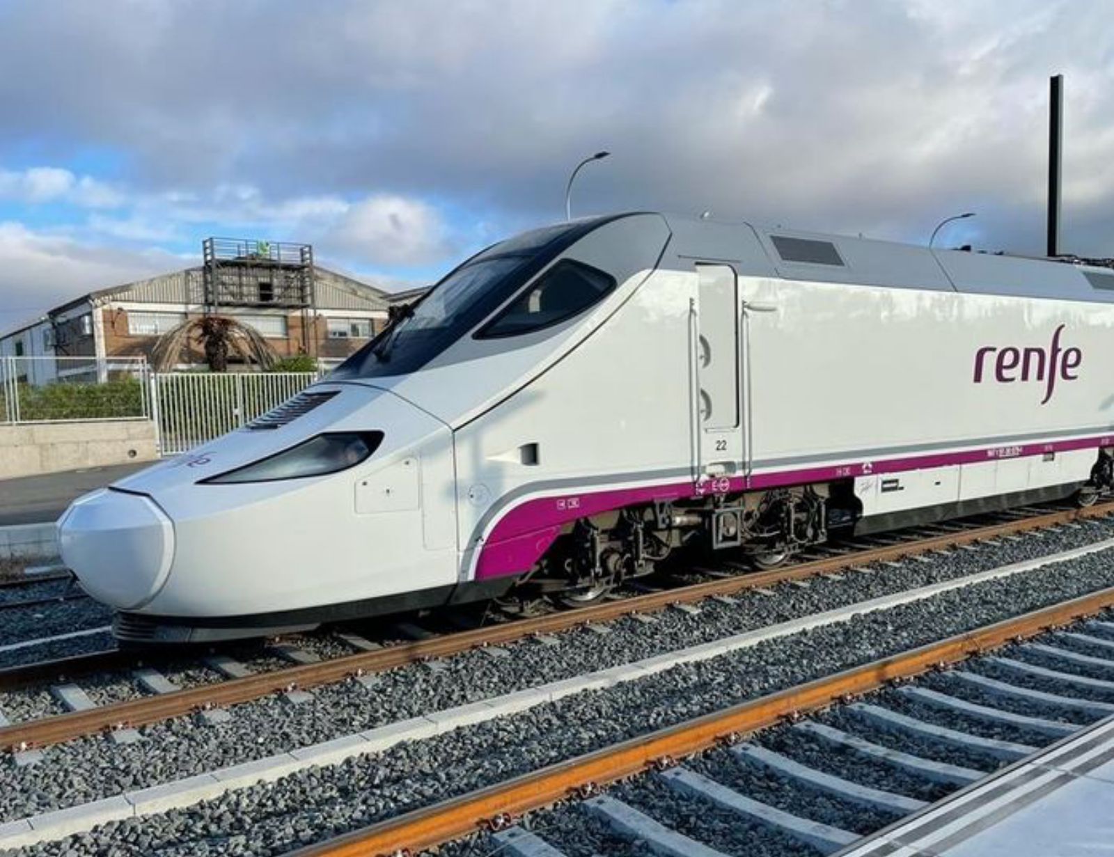 El Talgo Alvia, conocido por los aficionados al ferrocarril como «patito» . | Talgo 