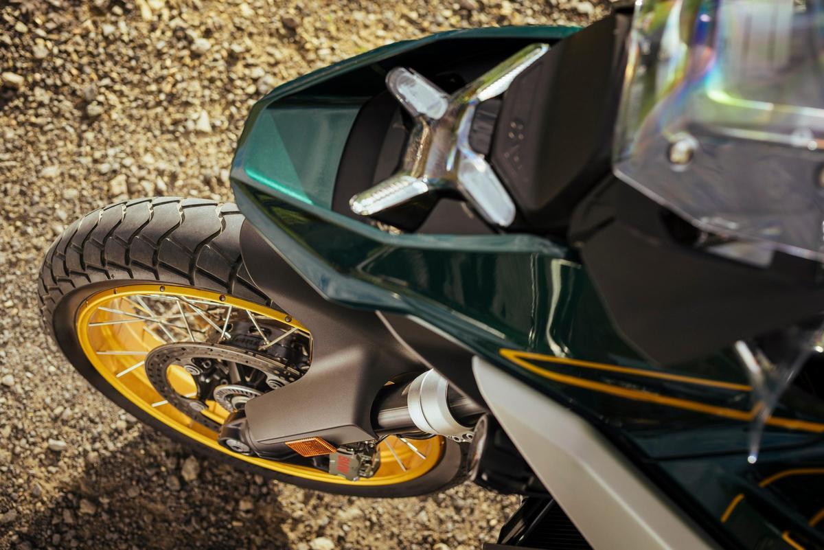 Este modelo se presenta como una solución 80/20: 80% de uso en asfalto y un 20% off-road