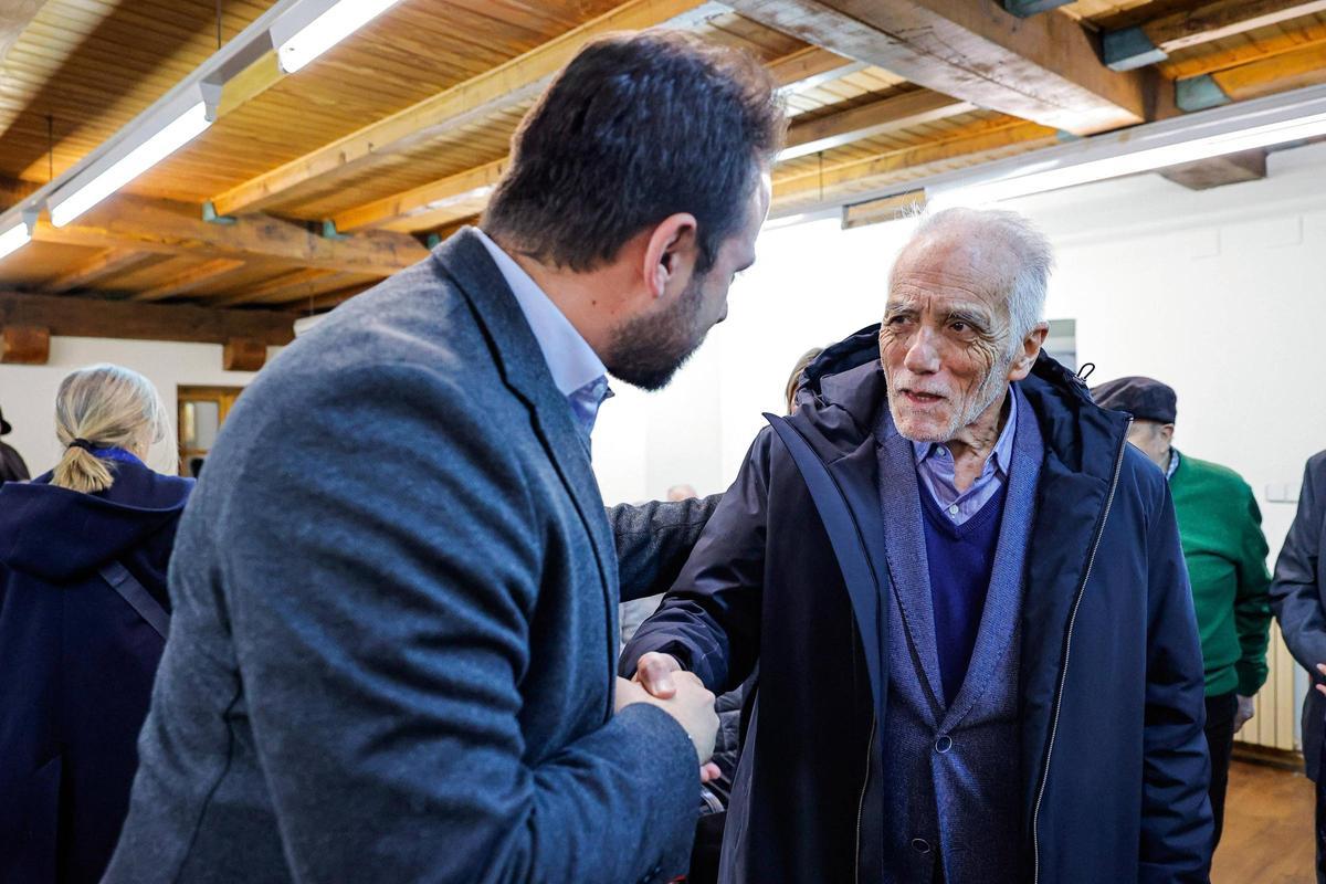 Álvaro Queipo saluda a Pedro de Silva.