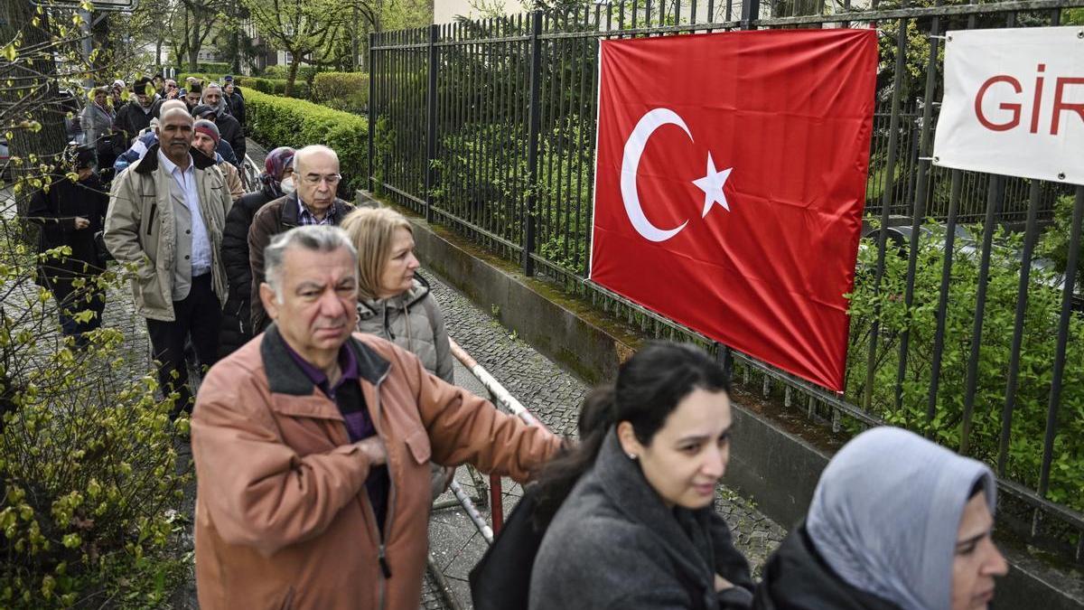 Cola para votar en la embajada de Turquía en Berlín, el pasado 27 de abril.