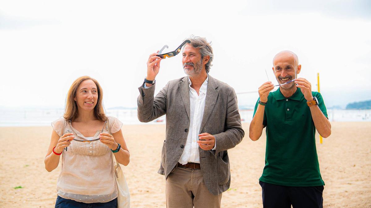 María Brea, Alberto Varela y Álvaro Carou probando las gafas que repartirá el Concello.