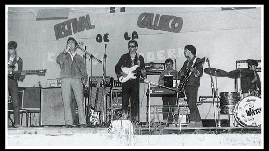 Los Watios, durante un festival de la canción.