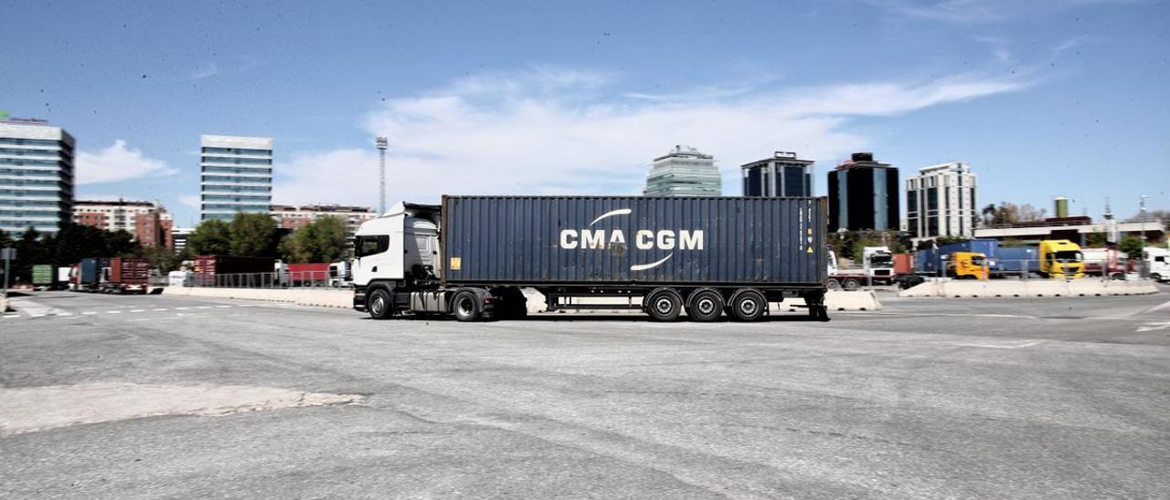 Un camión circula por una estación de mercancías, en una imagen de archivo. | EP