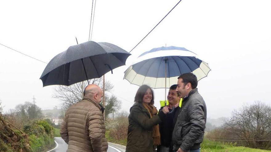 El alcalde, Gerardo Sanz, y el concejal de Obras, José María Vega, visitan el camino de Xonferiz junto a algunos vecinos.