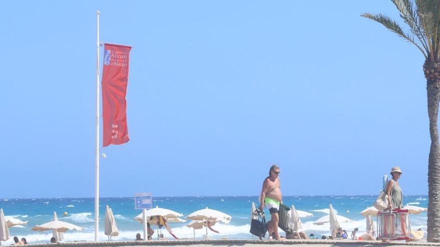 La borrasca Patricia vacía la playa de San Juan de Alicante