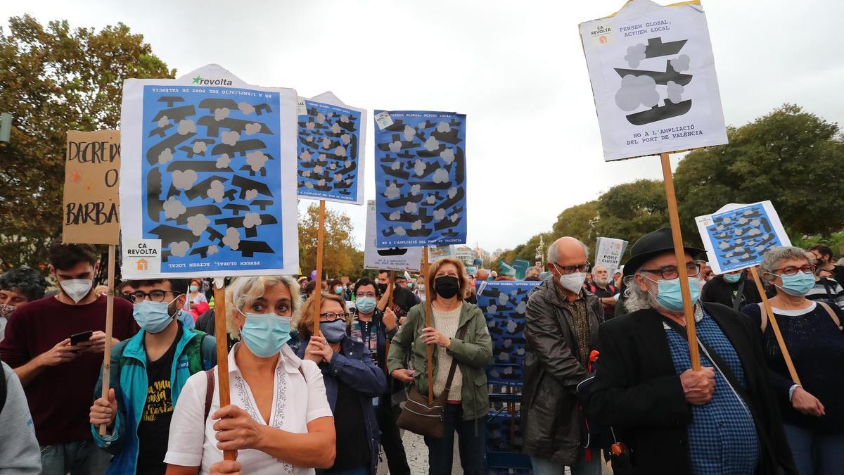 Componentes de Ca Revolta, en la manifestación contra la ampliación del Port de València.