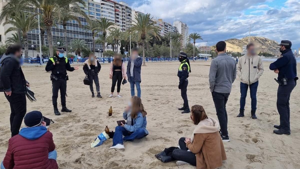 gentes de la Policía Local de Alicante intervienen en un botellón en la playa en una imagen de archivo