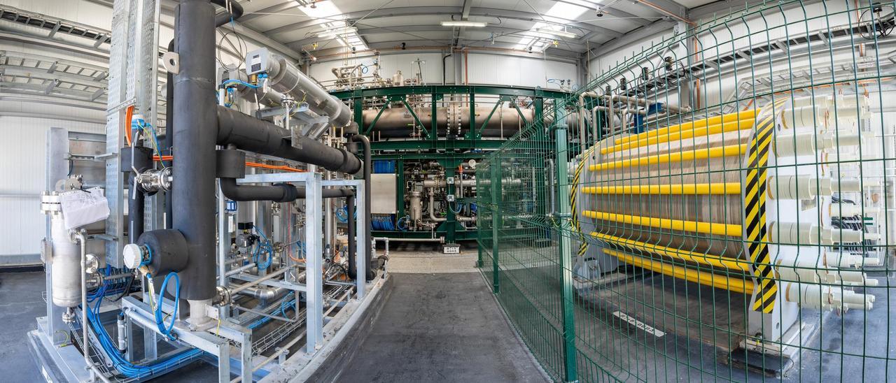 Electrolizador para producir hidrógeno que Repsol inauguró el 10 de octubre en Muskiz (Vizcaya).  // LOC