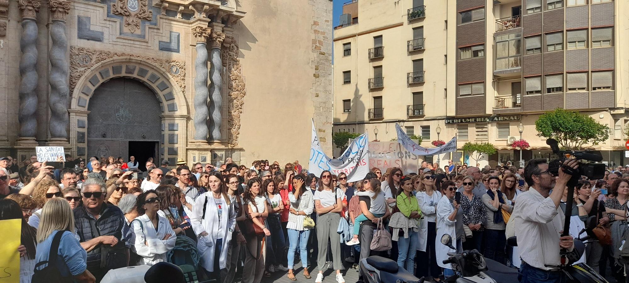 Fotos de la multitudinaria manifestación en Vinaròs para defender "una sanidad pública digna"