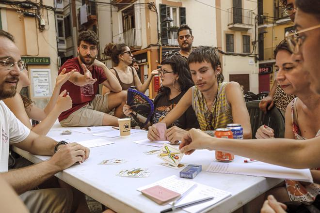 Los ‘sopars a la llesca’ regresan con fuerza llenando la plaça d’en Coll
